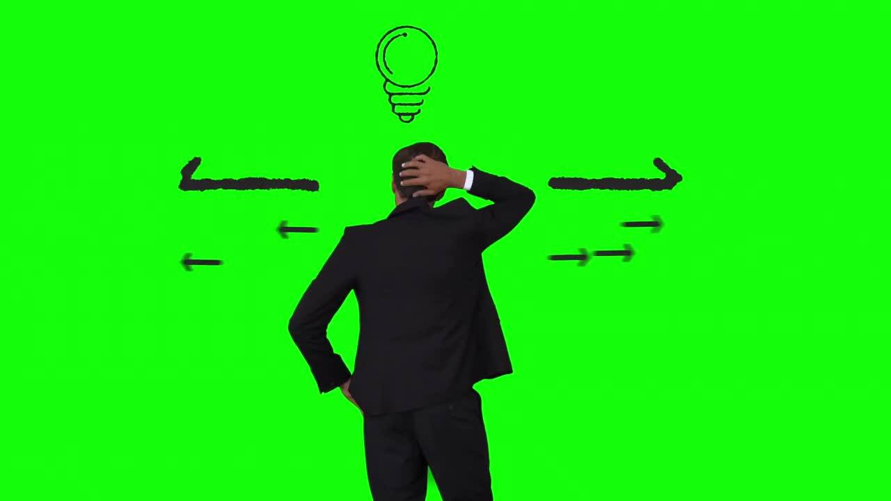 Uomo d'affari che ha un'idea davanti a un'interfaccia verde