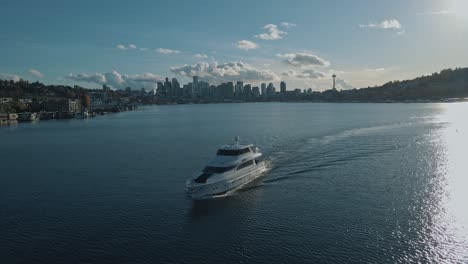 El-Yate-Navega-Lentamente-A-Través-De-Las-Aguas-Del-Lago-Union-Con-El-Horizonte-De-Seattle-Detrás-En-Un-Día-Soleado