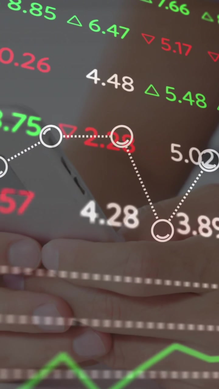 Animasi grafik dan papan perdagangan di atas pria Kaukasia yang mengetik di ponsel
