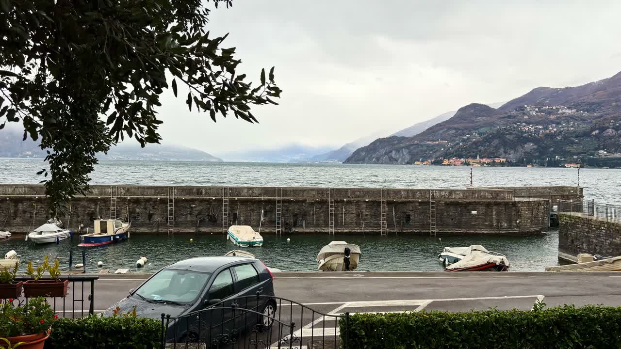 Un piccolo porto sul Lago di Como a Bellagio, Italia
