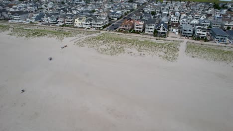 Disparo-De-Drones-Volando-Desde-El-Océano-Hasta-Las-Casas-De-Playa-En-La-Costa-De-Nueva-Jersey