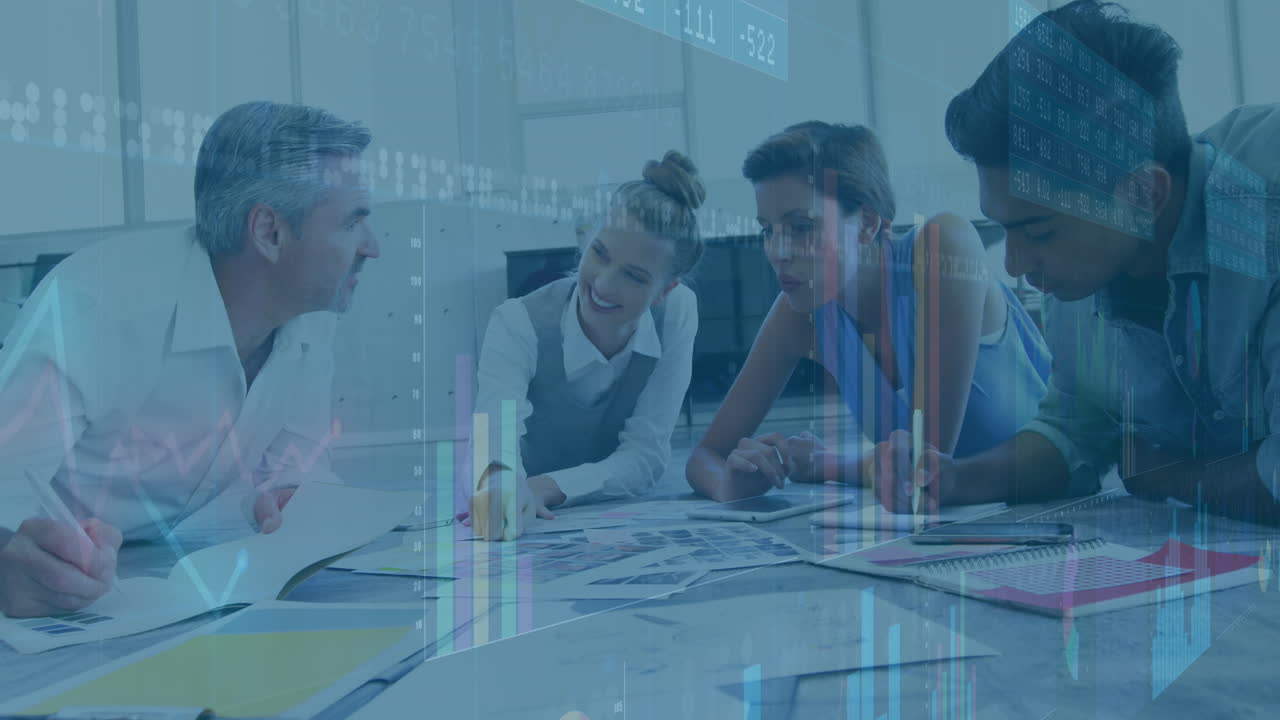 animación del procesamiento de datos financieros sobre diversas personas de negocios