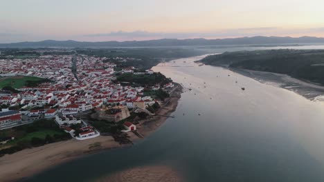 Vista-Aérea-De-La-Ciudad-De-Lisboa-A-Orillas-Del-Río-En-Portugal.