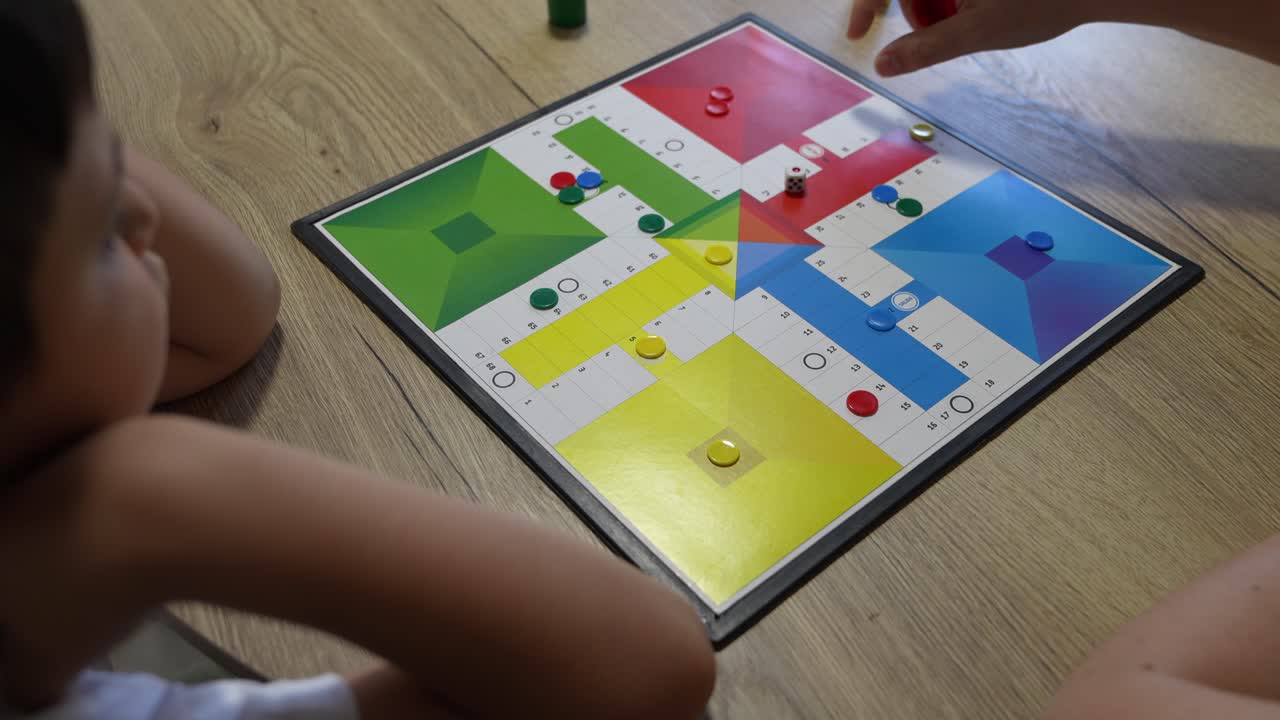 Un gioco da tavolo di Parcheesi