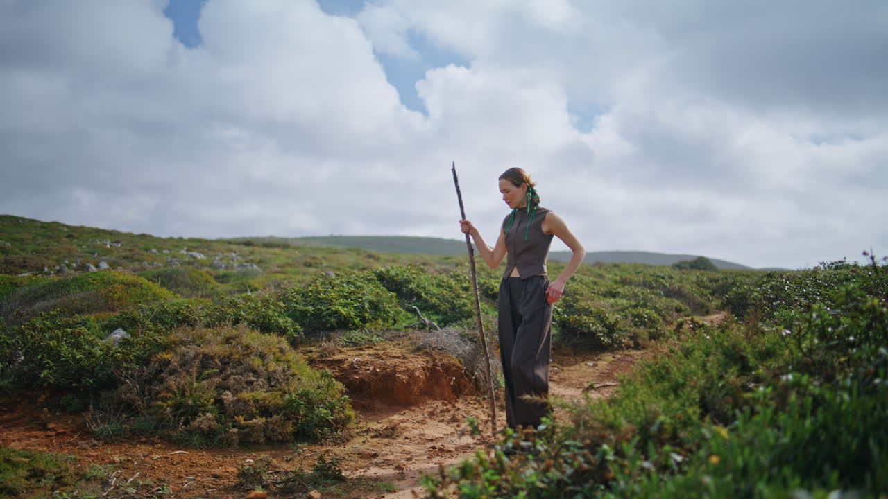 상하는 여자가 고원을 혼자 산책하고, 자연을 감상하는 평온한 소녀.