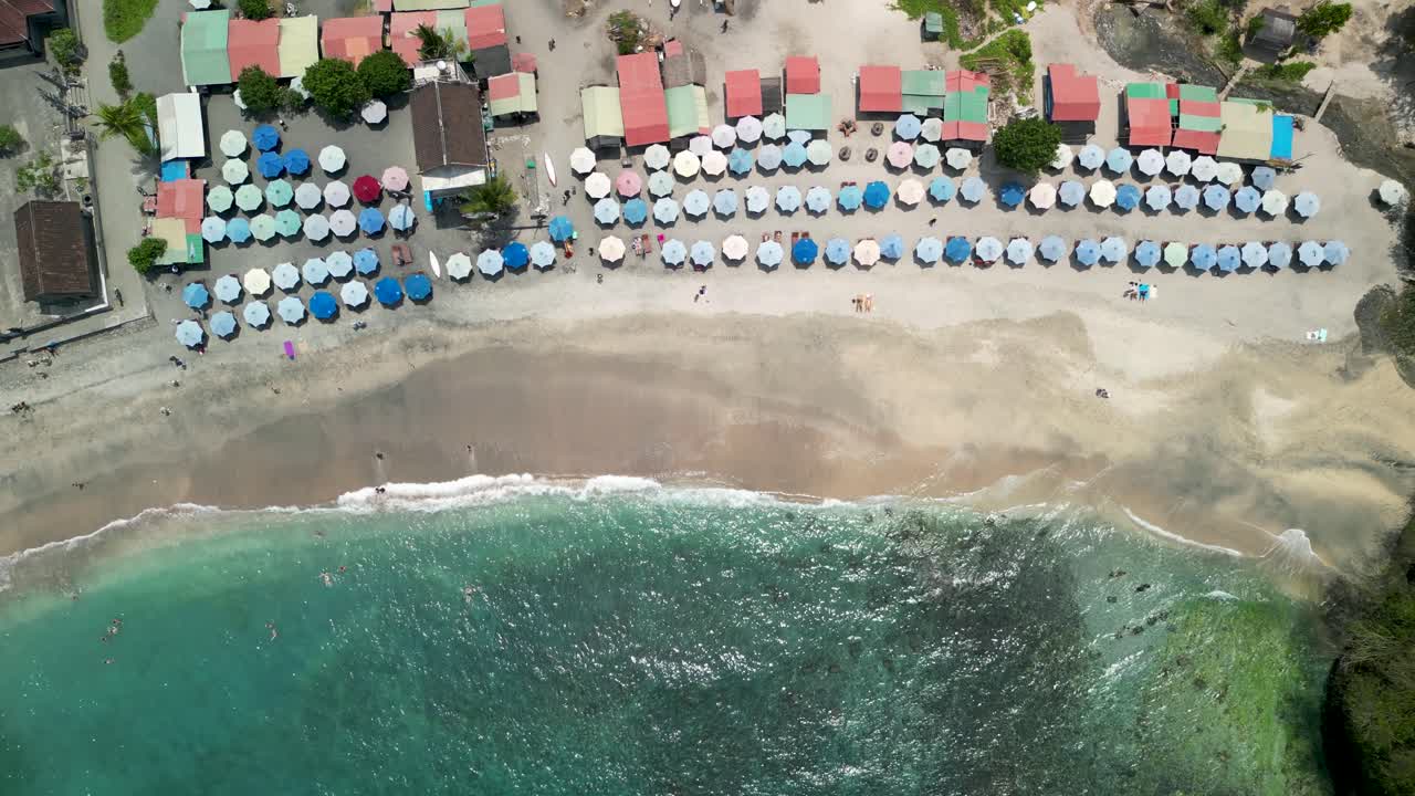 크리스탈 비치 (nusa penida, bali) 의 놀라운 4k 드론 영상.