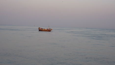 Karachi-sea-view-with-a-fishing-boat-at-dusk-in-the-Arabian-Sea,-Pakistan