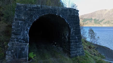 túnel ferroviario antiguo y oscuro abandonado en el ferrocarril desmantelado de bergen, noruega