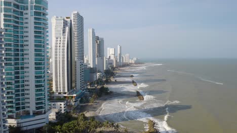 vuelo aéreo sobre las playas de cartagena. rascacielos con vista al mar