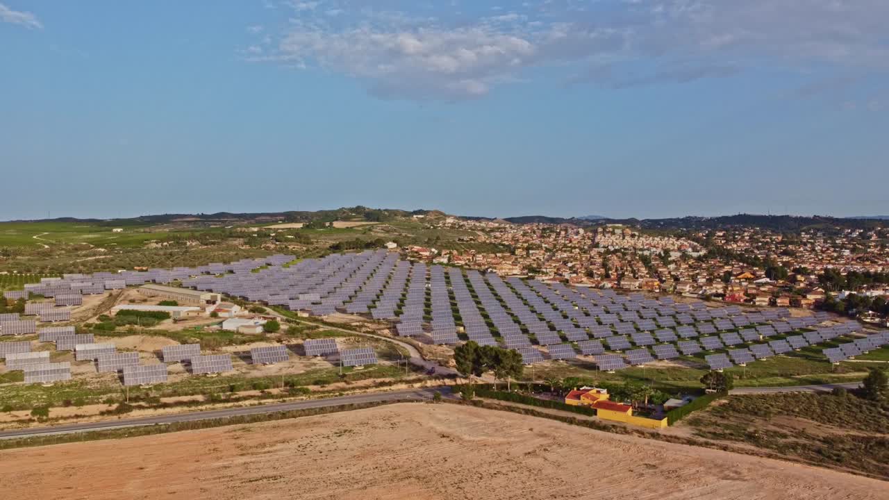fotografía aérea de un avión no tripulado volando hacia arriba vista amplia del campo de paneles solares, generación de energía eléctrica