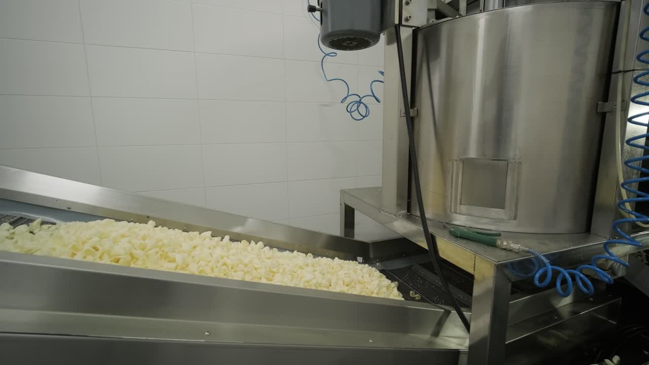 la línea de producción de la fábrica mueve bocadillos de patata. línea de fabricación de la fábrica de pasta, producción de pasta