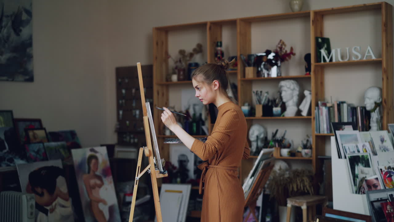 mujer pintando en un estudio de arte