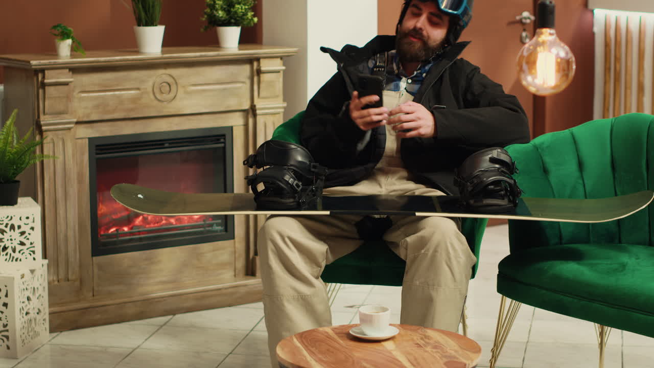 경사면에서 만나자고 친구에게 문자를 보내는 남자