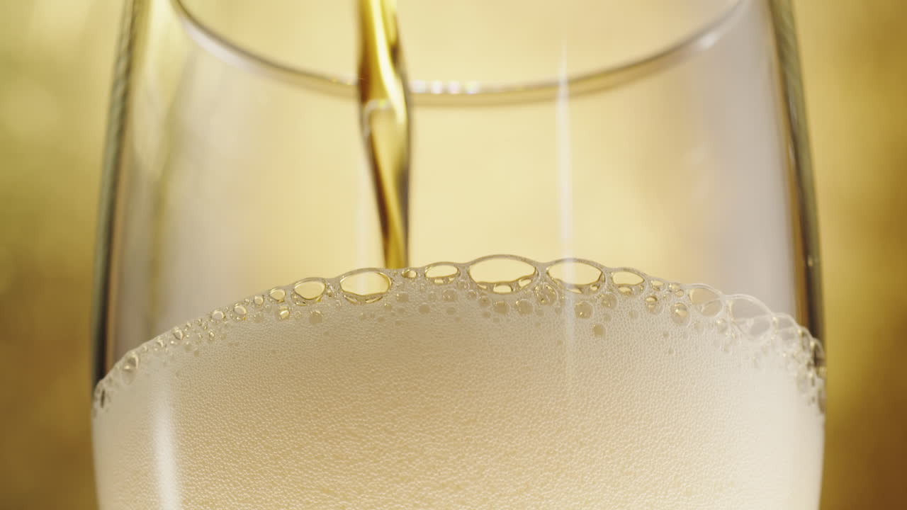 컵에 맥주를 부는 것