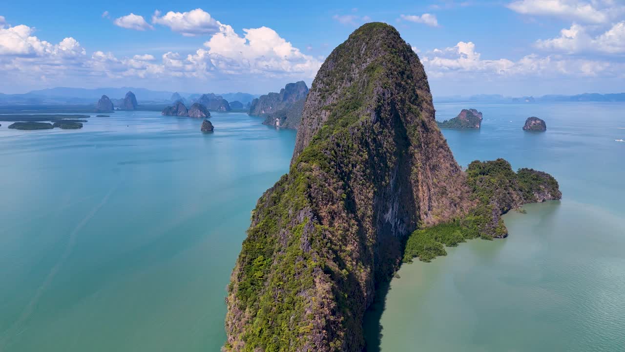 Cảnh quay drone ghi lại những vách đá vôi tuyệt đẹp và làn nước màu ngọc lam của Vịnh Phang Nga, Thái Lan, dưới ánh sáng ban ngày rực rỡ.