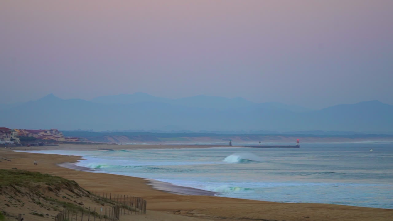 영화 팬 비아리츠 페어 (biarritz peir) 를 향해 가까이 가서 아침 일찍 거대한 파도가 부풀어 오르는 서프 호세고르 세이그노스 프랑스 분홍색 보라색 어두운 해가 해변에 떠오르는 산 해안 풍경