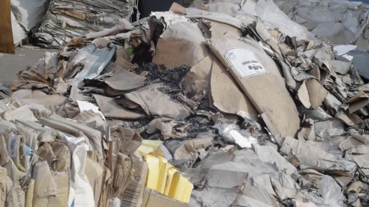 판지 및 종이 폐기물 오버헤드 패닝 샷