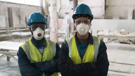 hommes portant des vêtements de protection dans l'usine