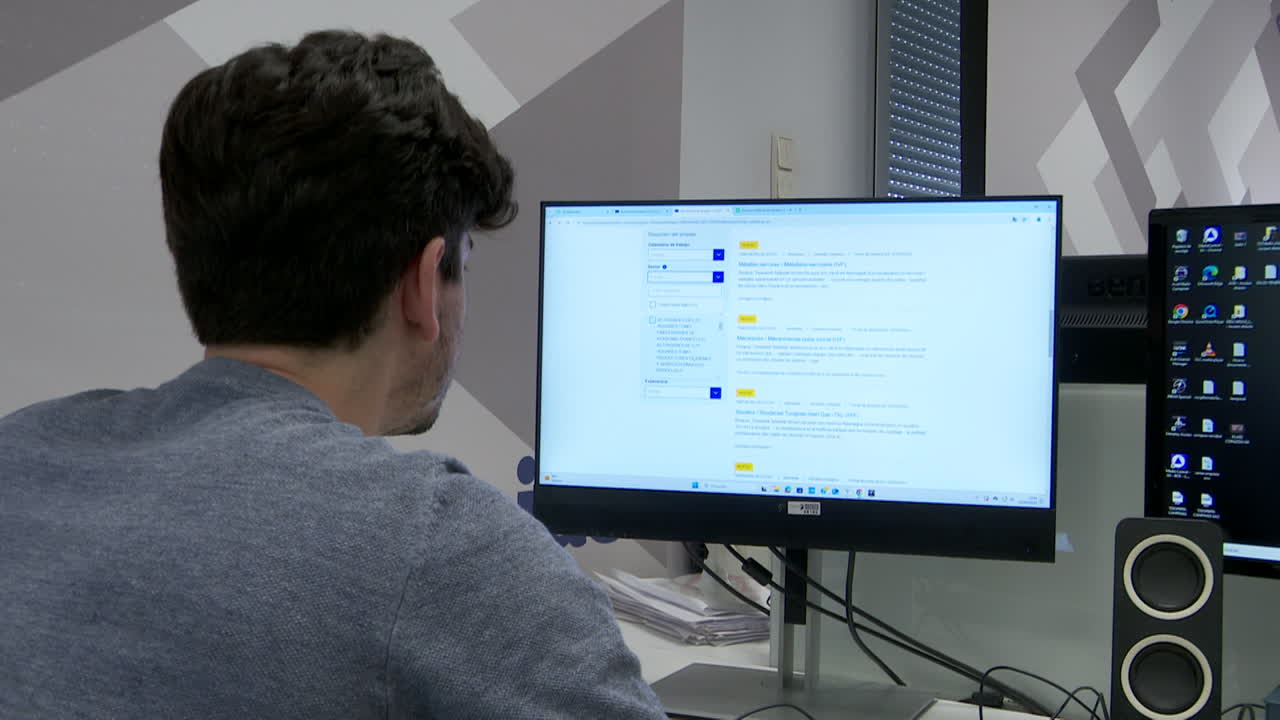 persona que trabaja en una computadora