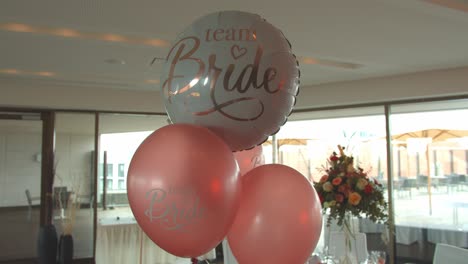 Globos-De-Helio-Blancos-Y-Rosas-Del-Equipo-De-La-Novia,-Plano-Interior