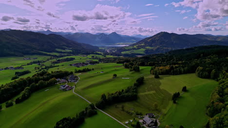 Grüne-Naturlandschaft-Mit-Bergen-Und-Architektur-Auf-Dem-Land