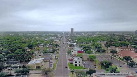 Drohnenfilmaufnahmen-An-Einem-Bewölkten-Tag-In-Mcallen,-Texas,-North-10th-St-Und-Pecan-Ave