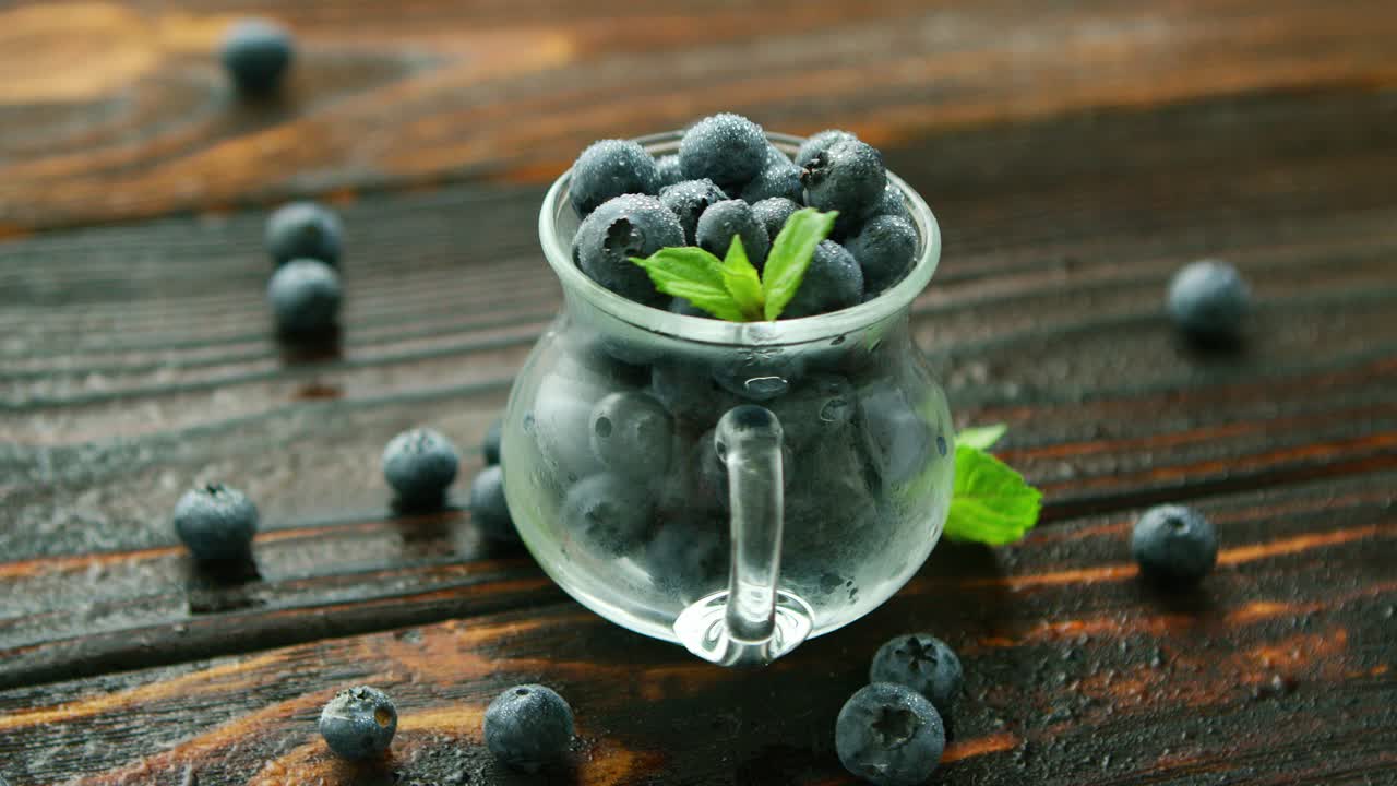 작은 주전자에 블루베리