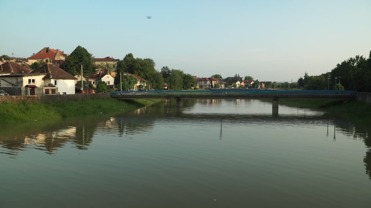 Utsikt over elv og bro i Brčko-distriktet, Bosnia-Hercegovina