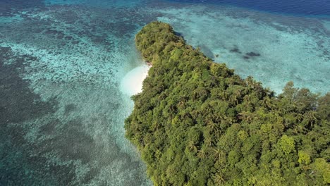 Ein-Atemberaubender-Blick-Auf-Fledermäuse,-Die-Um-Die-Tropische-Insel-In-Raja-Ampat,-Indonesien,-Fliegen