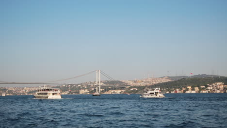 paisaje urbano del bósforo con el mar de marmara y el icónico puente de la ciudad de estambul entre los continentes de asia y europa con barcos en aguas azules