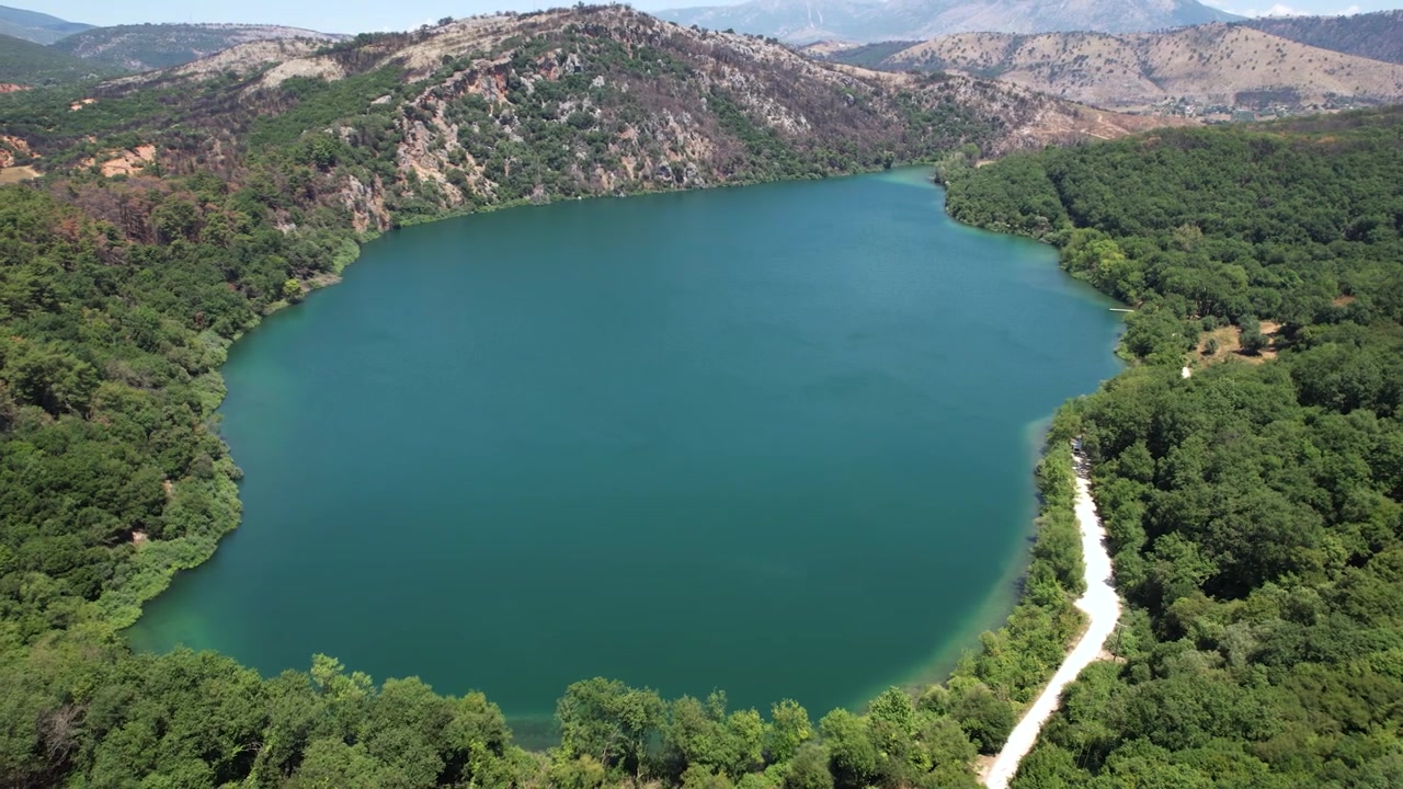 Veduta panoramica aerea del Lago di Ziros a Preveza, Grecia, un lago nascosto nella foresta con acque verde-azzurre