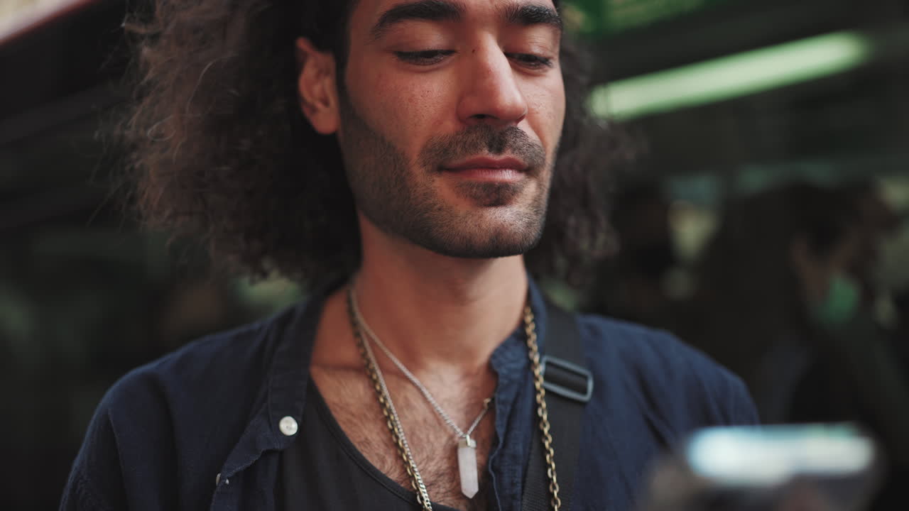 l'uomo per mezzo del telefono