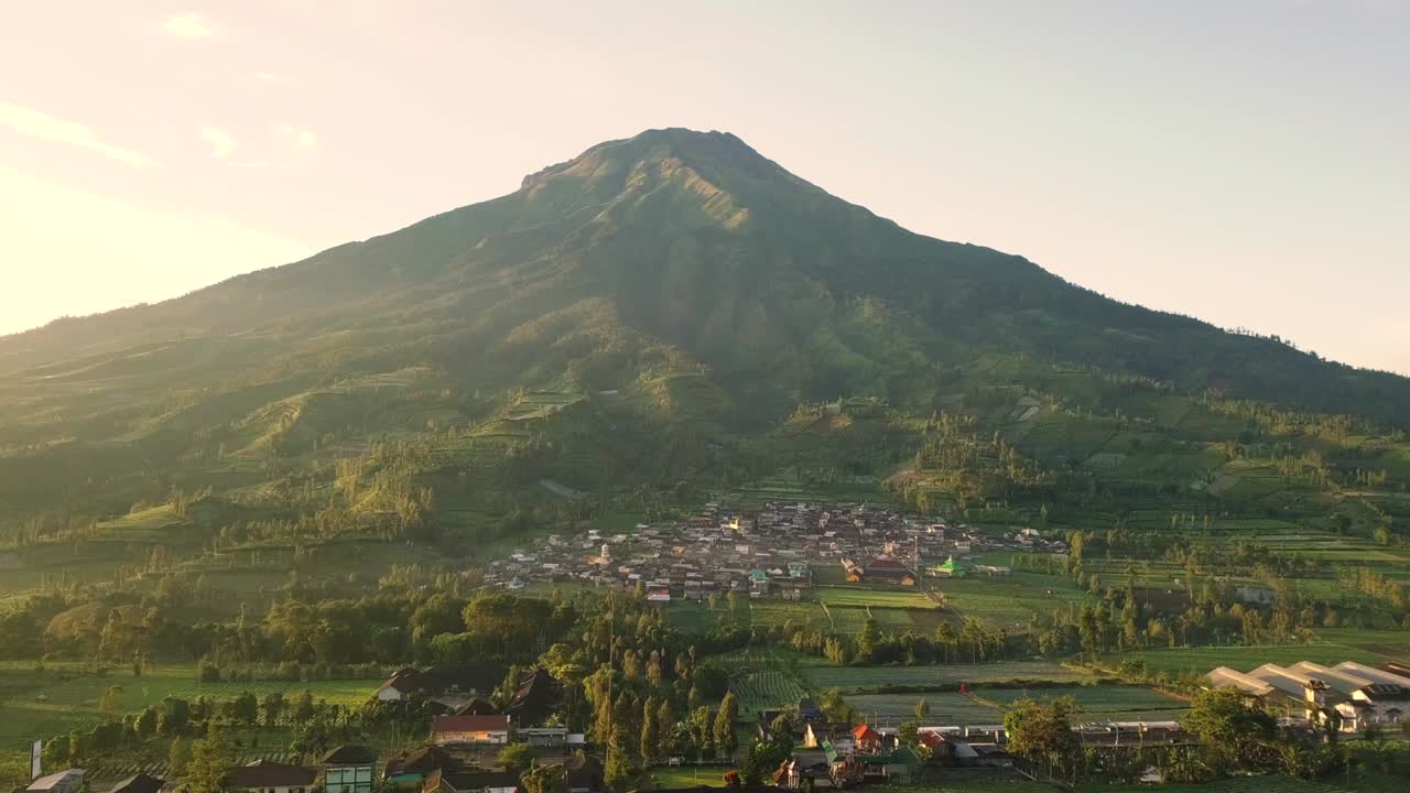 monte sumbing con vistas al campo, el campo y las plantaciones de tabaco