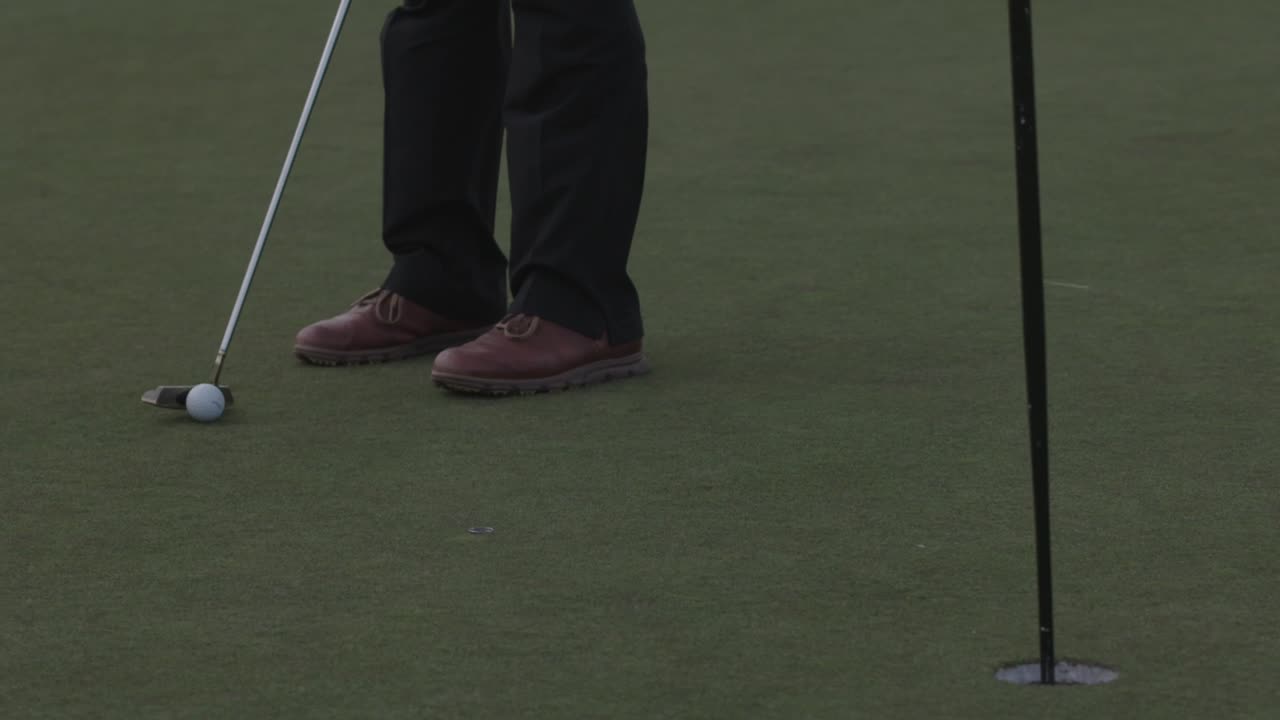 골프공을 치는 것. 확대. 느린