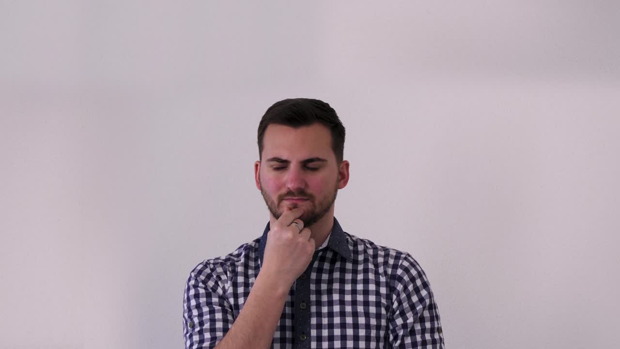 el hombre de fondo blanco encuentra la solución a un problema y la iluminación