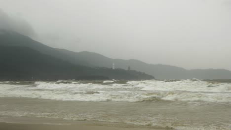 거친 바다 파도 어두운 하늘과 비 동안