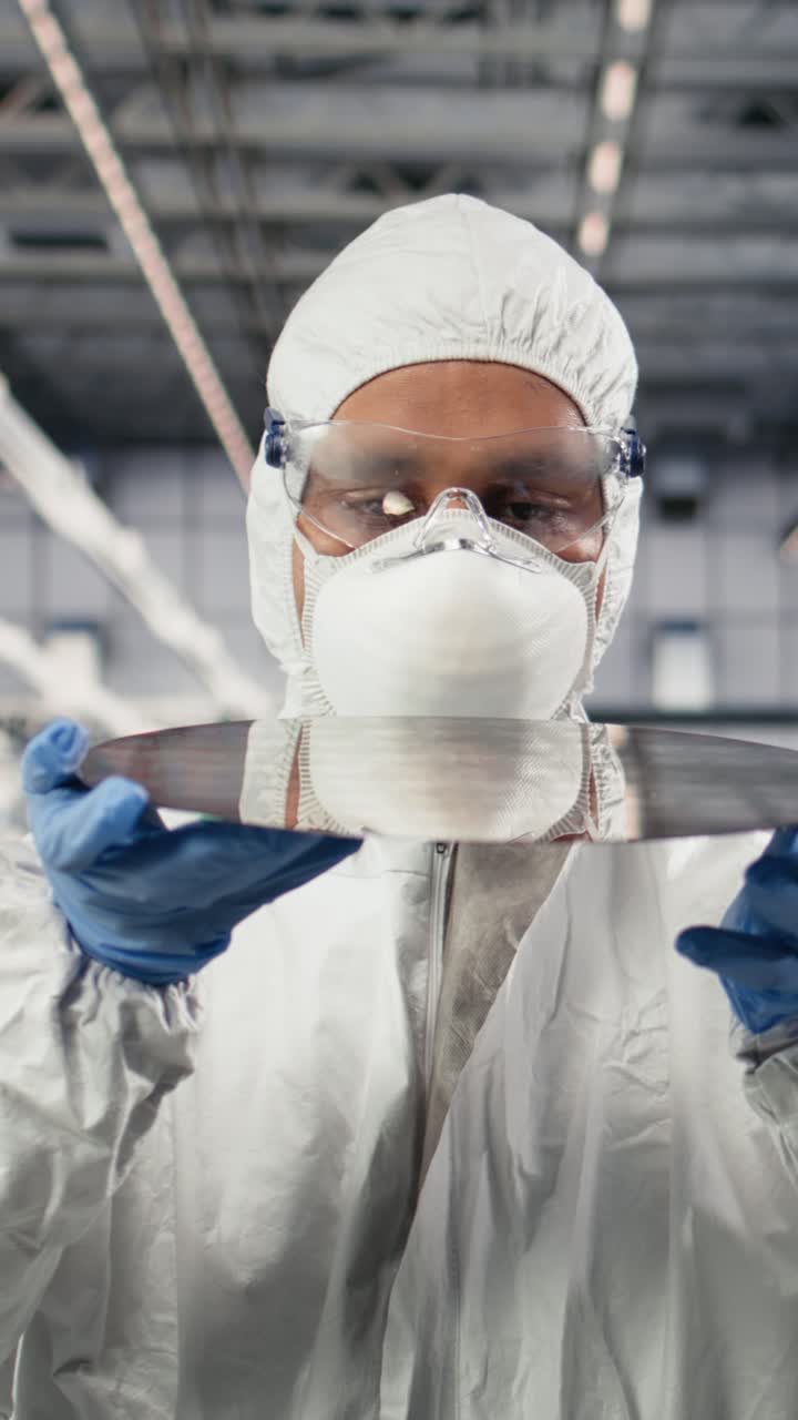 Video verticale che mostra il trasporto di un wafer di silicio, materiali avanzati in fase di sviluppo e uno scienziato attento.