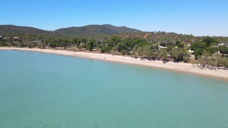 Vista-Aérea-Del-Mar-Azul-Tranquilo-Junto-A-La-Playa-De-Dingo-En-Un-Día-Soleado-De-Verano---Playa-En-La-Isla-De-Whitsunday,-Qld,-Australia