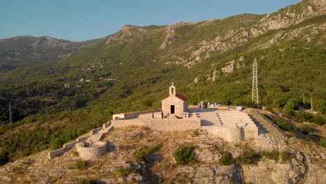 turistas que viajan alrededor de la iglesia de san sava en la cima de la colina durante el día en montenegro