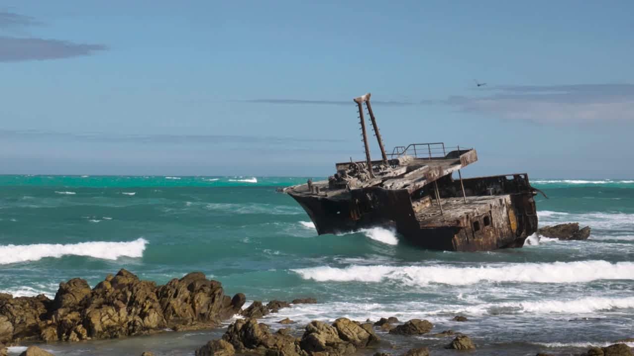 El naufragio en una costa rocosa