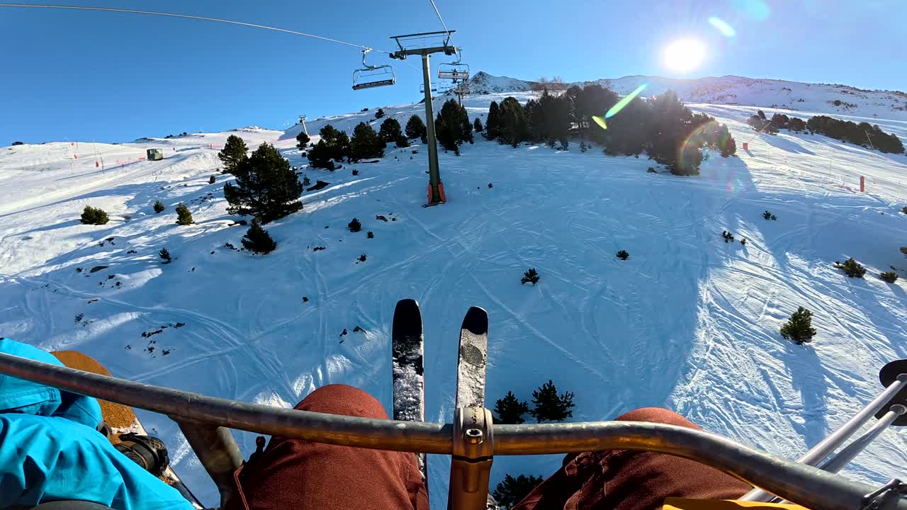 Sciare giù dalla montagna in una giornata invernale soleggiata