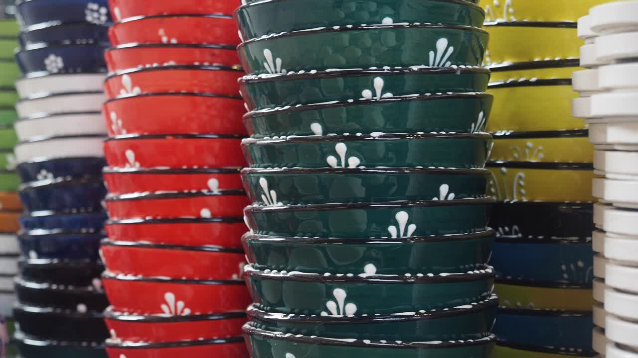 Pile di ciotole di ceramica colorate con motivi tradizionali