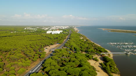 Piedras-Rivera-In-Der-Nähe-Der-Skyline-Von-Puerto-Marina-El-Rompido