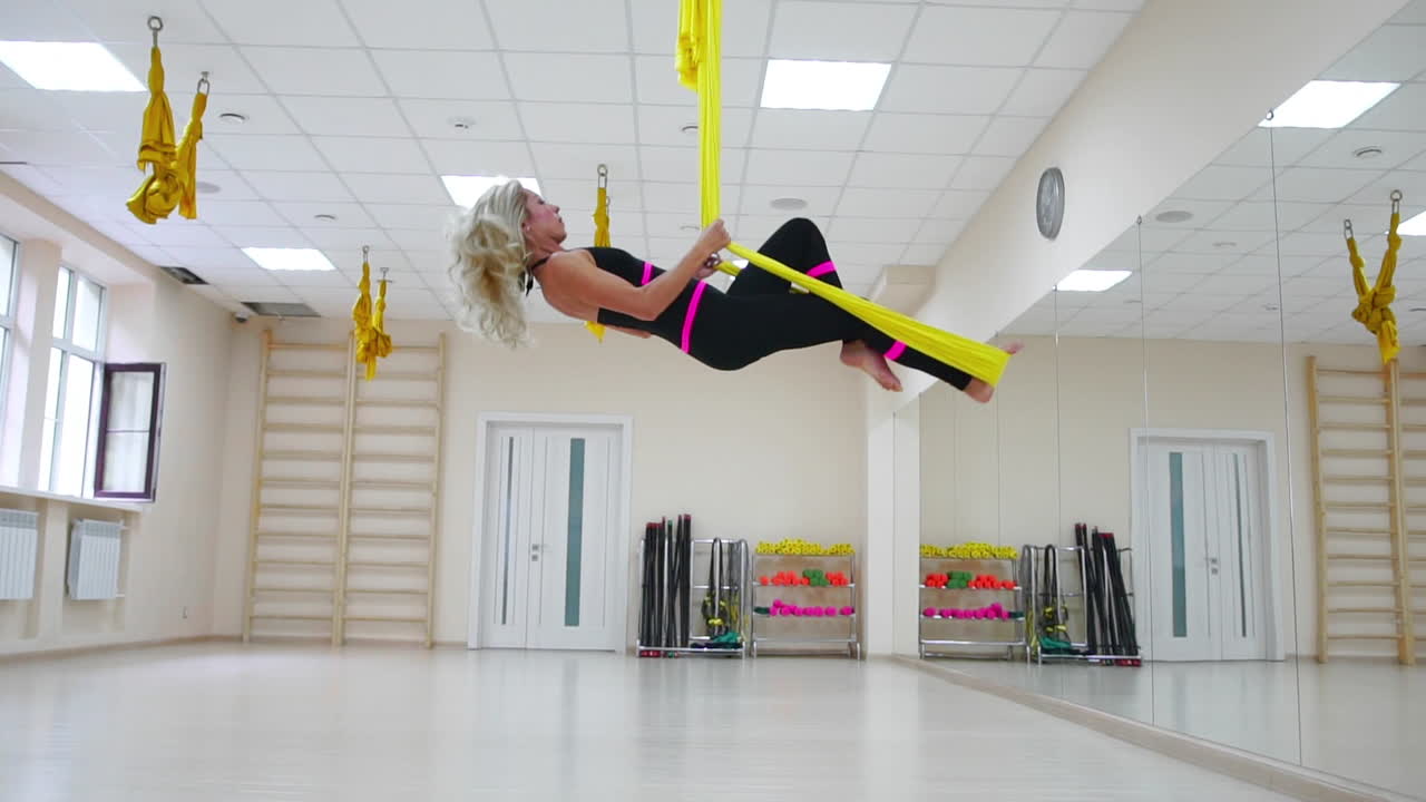 안티그래비티 강사 에어로로지 그림에서 머리를 통해 혁명을 만든다, 공중에서 사르토. 슬로우 모션 카메라 촬영