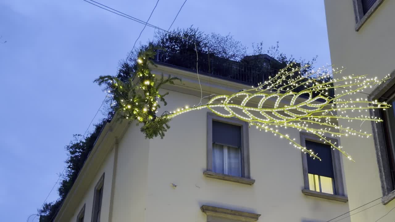 Durante le vacanze di Natale, via Montenapoleone a Milano