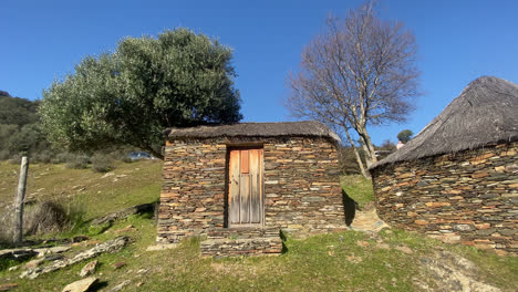 wunderschöne tageslicht-aufnahme einer gruppe kleiner hütten oder traditioneller handgefertigter hütten in einem dorf in spanien