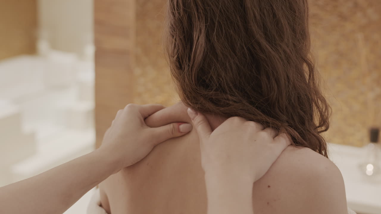 mujer recibiendo un masaje de hombro y espalda