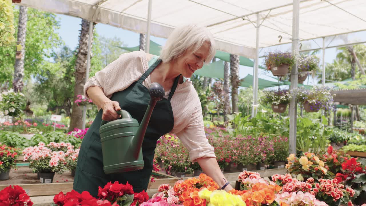 женщина занимается садоводством в теплице