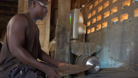 áfrica clase trabajadora personas negras de cerca de hombres que trabajan en una fábrica de la industria en una aldea remota en ghana