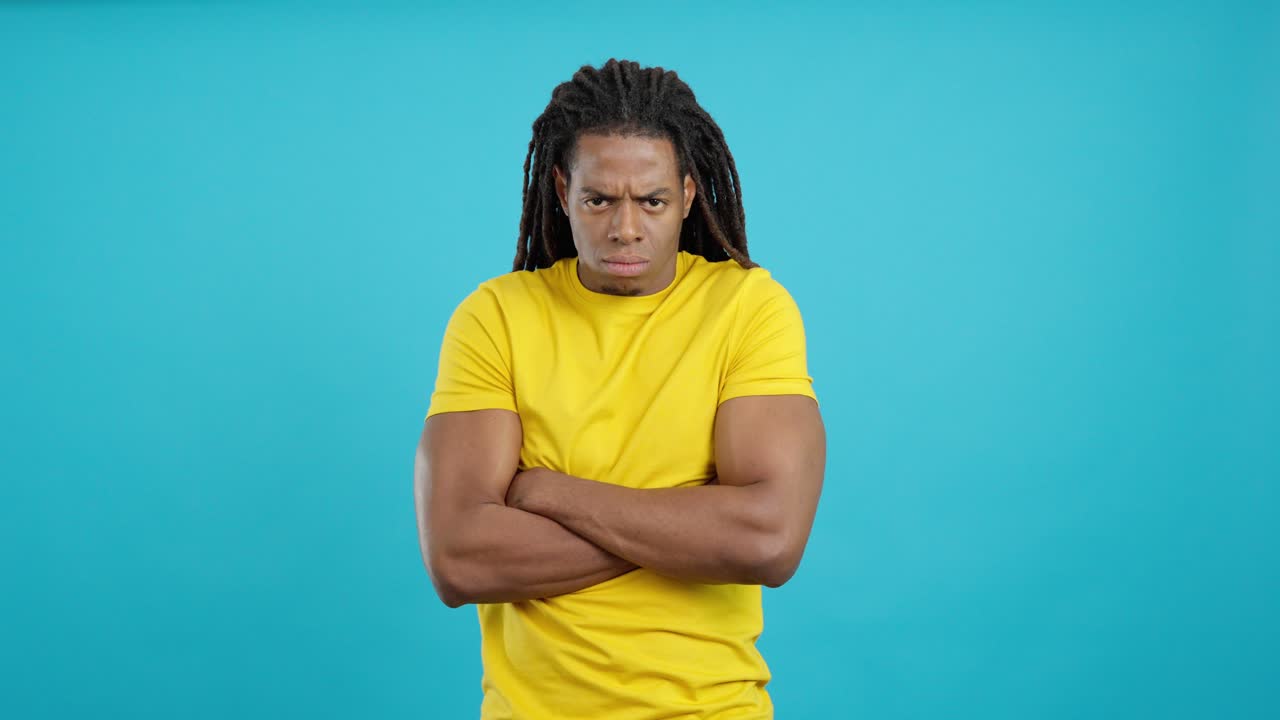 Homem com dreadlocks e braços cruzados